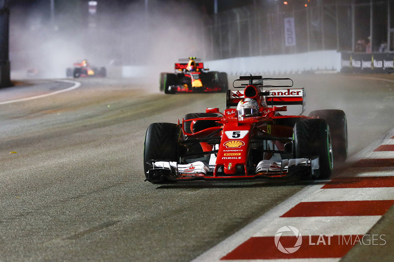 Sebastian Vettel, Ferrari SF70H, Max Verstappen, Red Bull Racing RB13, nel giro di formazione