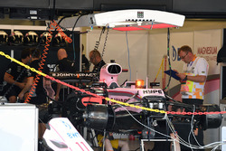 Sahara Force India VJM10 en el garaje