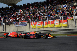 Max Verstappen, Red Bull Racing RB14 lotta con Kimi Raikkonen, Ferrari SF71H