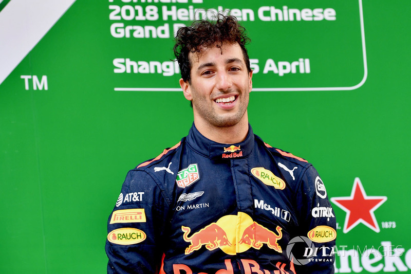 Podio: Ganador de la carrera Daniel Ricciardo, Red Bull Racing celebra