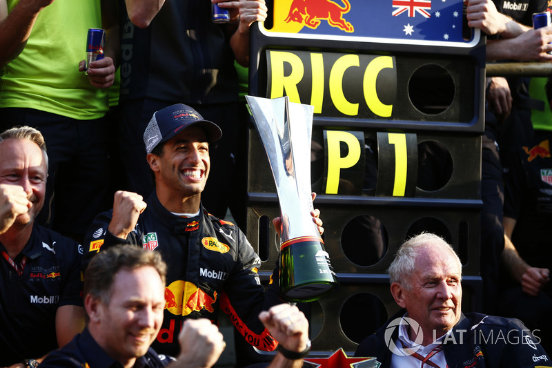 Le vainqueur Daniel Ricciardo, Red Bull Racing, Jonathan Wheatley, Team Manager, Red Bull Racing, Christian Horner, Team Principal, Red Bull Racing, Helmut Markko, Consultant, Red Bull Racing, Max Verstappen, Red Bull Racing, et l'équipe fêtent la victoire