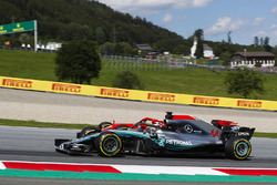 Sebastian Vettel, Ferrari SF71H, passeert Lewis Hamilton, Mercedes AMG F1 W09
