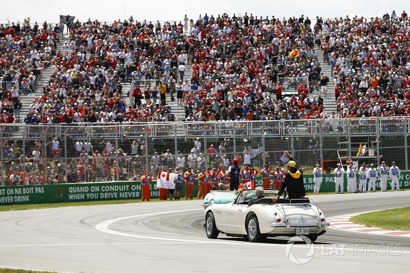 Carlos Sainz Jr., Renault Sport F1 Team, in the drivers parade