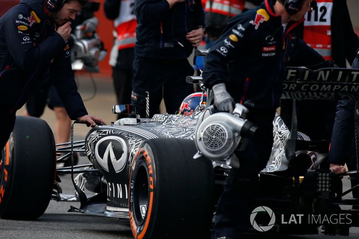 El equipo Red Bull empuja el coche de Daniil Kvyat, Red Bull Racing RB11 a su garaje