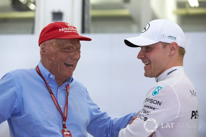 Niki Lauda, presidente no ejecutivo, Mercedes AMG, con Valtteri Bottas, Mercedes AMG F1