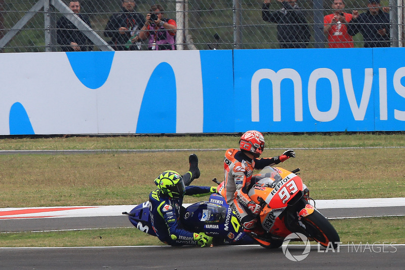 Marc Marquez, Repsol Honda Team, Valentino Rossi, Yamaha Factory Racing se touchent