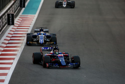 Brendon Hartley, Toro Roso STR12, leads Marcus Ericsson, Sauber C36