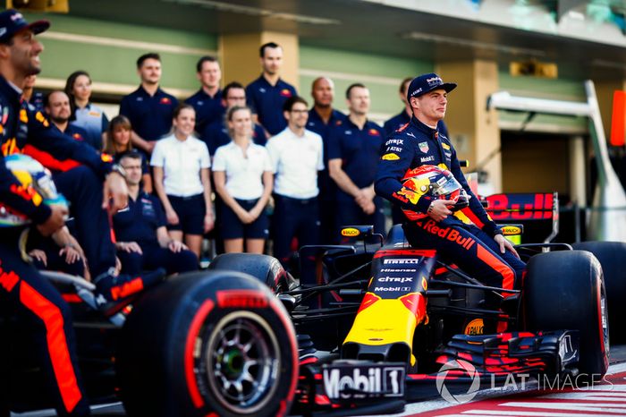 Daniel Ricciardo, Red Bull Racing, Max Verstappen, Red Bull Racing at the team photo
