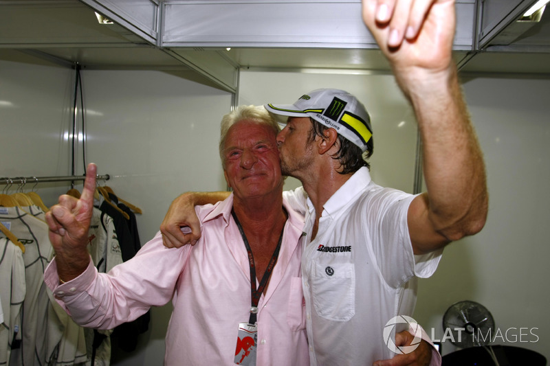 No início de 2014, duro golpe para Button: o piloto perdeu seu pai, John, vítima de um infarto fulminante