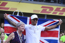 Campeón del mundo 2017 Lewis Hamilton, Mercedes AMG F1 celebra con su madre Carmen Lockhart