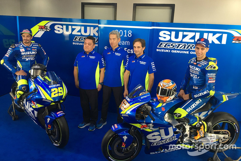 Andrea Iannone, Team Suzuki MotoGP, Alex Rins, Team Suzuki MotoGP con i membri del team