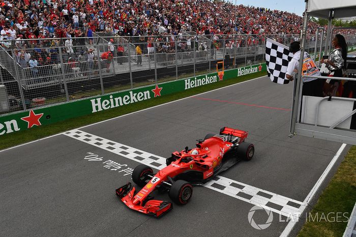 El ganador, Sebastian Vettel, Ferrari SF71H bajo la bandera a cuadros