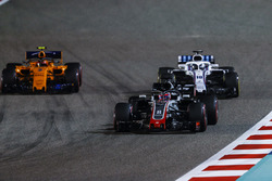 Ромен Грожан, Haas F1 Team VF-18, Лэнс Стролл, Williams FW41, и Стоффель Вандорн, McLaren MCL33