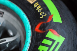 Logo de Lewis Hamilton, Mercedes-Benz F1 W08, sur un pneu Pirelli