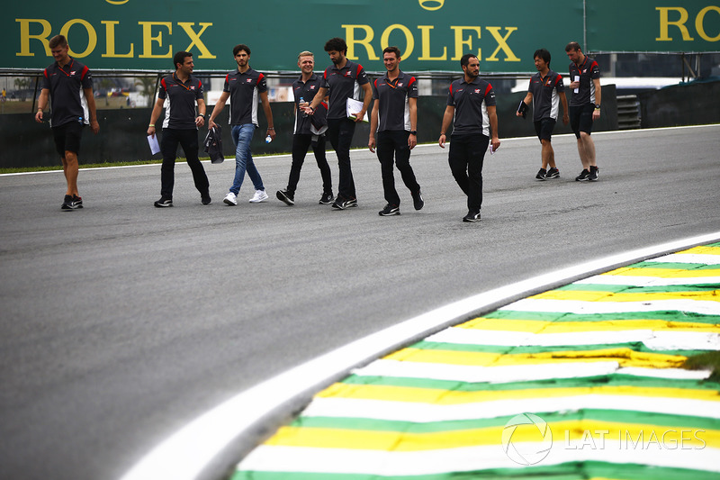 Kevin Magnussen, Haas F1 Team, walks the track with his tea