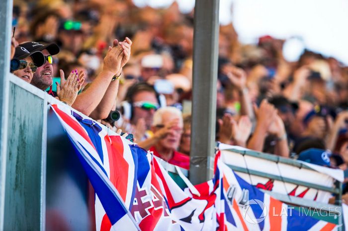 Fans apoyan a Lewis Hamilton, Mercedes AMG F1