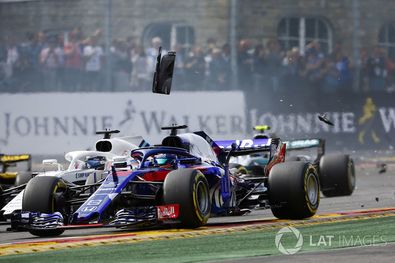 Brendon Hartley, Toro Rosso STR13, za nim Lance Stroll, Williams FW41, zamieszanie na starcie