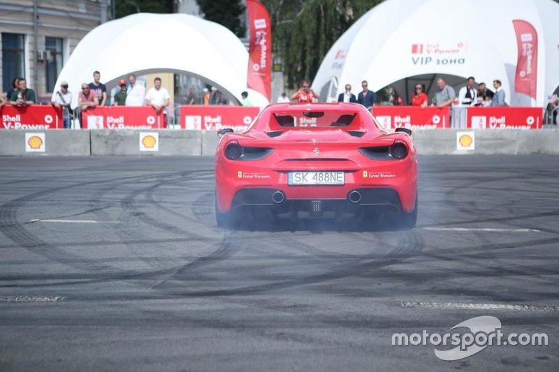 Марк Жене за кермом Ferrari