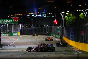 Sergio Perez, Racing Point Force India VJM11, devant Romain Grosjean, Haas F1 Team VF-18, et Fernando Alonso, McLaren MCL33