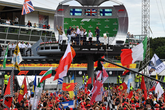 Simon Lazenby, Sky TV, Damon Hill, Sky TV et Nico Rosberg, sur le podium
