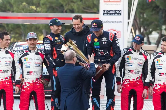 Podio: ganador Thierry Neuville, Nicolas Gilsoul, Hyundai Motorsport Hyundai i20 Coupe WRC con Thomas Schemera y Alberto II, Príncipe de Mónaco