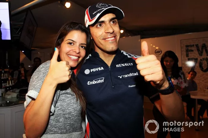 Maldonado celebra a pole position com sua namorada Gabriella Tarkany
