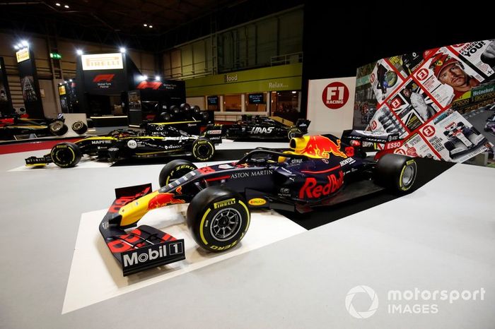 Un Red Bull Racing RB15 en el stand de F1 Racing