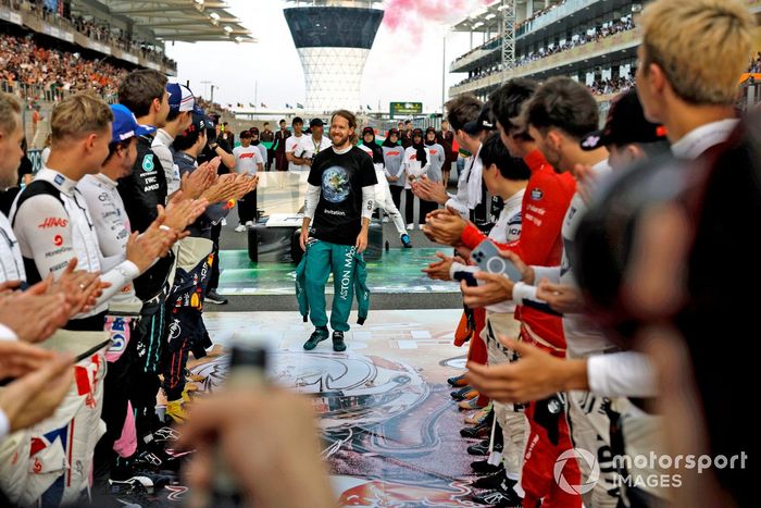 Sebastian Vettel, Aston Martin, es recibido en la parrilla por los demás pilotos para su último Gran Premio