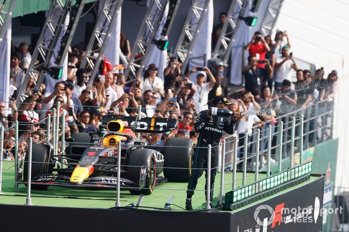 Podio: segundo lugar Lewis Hamilton, Mercedes AMG