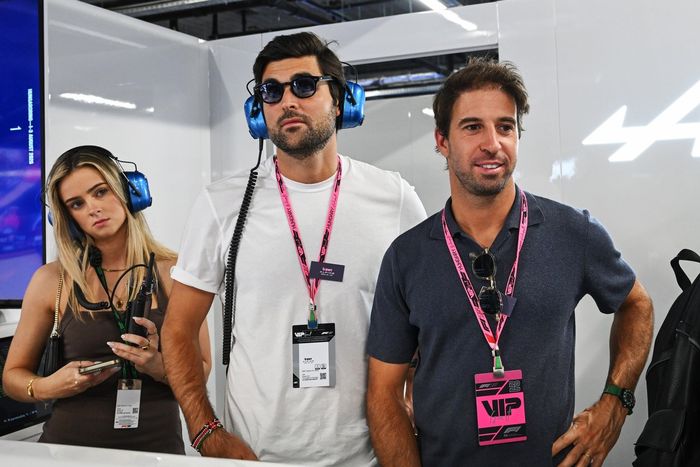 Antonio Félix da Costa en el garaje alpino