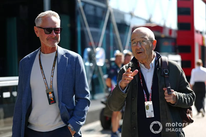 Jonathan Wheatley, directeur de l'équipe Stake F1 Team Kick Sauber et Peter Sauber