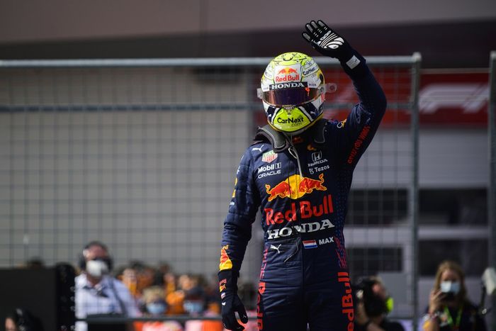 Ganador Max Verstappen, Red Bull Racing celebra en Parc Ferme