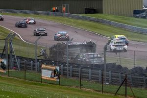 Jade Edwards, PHSC with BTC Racing, Glynn Geddie, Team HARD Cupra Leon, Andy Neate, Motorbase Performance Ford Focus ST, crash