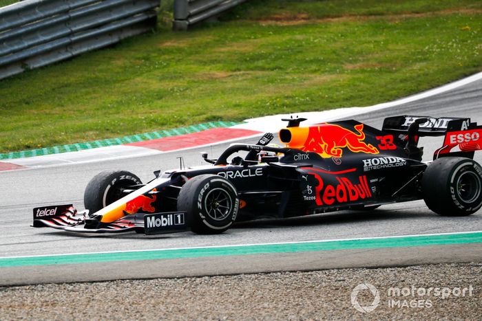 Max Verstappen, Red Bull Racing RB16B, 1ª posición, lo celebra en su cabina de camino al Parc Ferme