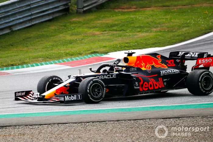 Max Verstappen, Red Bull Racing RB16B, 1ª posición, lo celebra en su cabina de camino al Parc Ferme