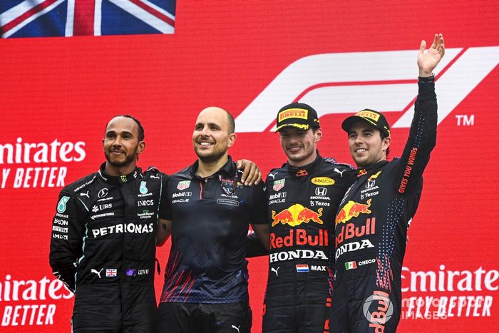 Podio: segundo lugar Lewis Hamilton, Mercedes, Gianpiero Lambiase, ingeniero de carrera de Red Bull Racing, ganador Max Verstappen, Red Bull Racing, tercer lugar Sergio Pérez, Red Bull Racing