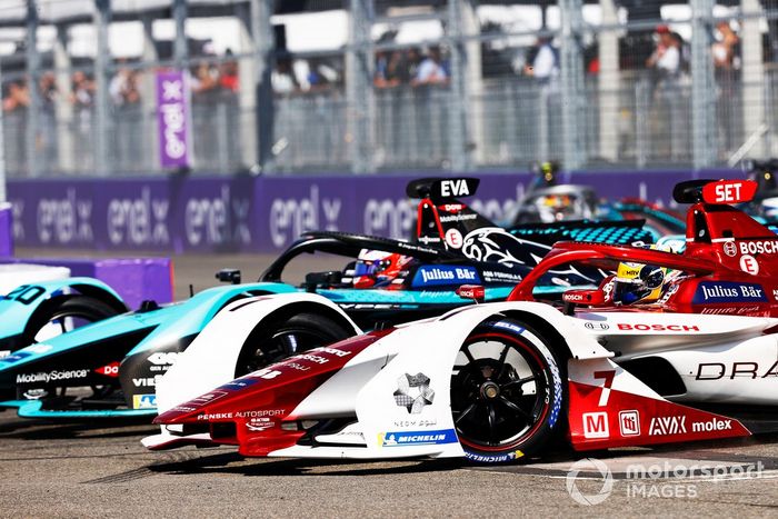 Mitch Evans, Jaguar Racing, Jaguar I-TYPE 5, battles with Sergio Sette Camara, Dragon Penske Autosport, Penske EV-5