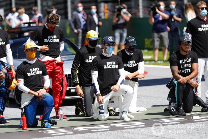 Lando Norris, McLaren, Esteban Ocon, Renault F1, Nicholas Latifi, Williams Racing, George Russell, Williams Racing, y Lewis Hamilton, Mercedes-AMG Petronas F1,  arrodillados en apoyo de la campaña Black Lives Matter