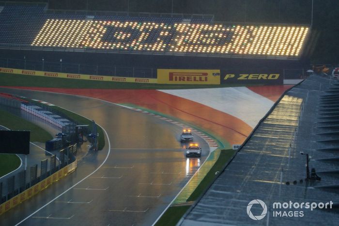 El Safety Car y el coche médico en la lluvia del Red Bull Ring