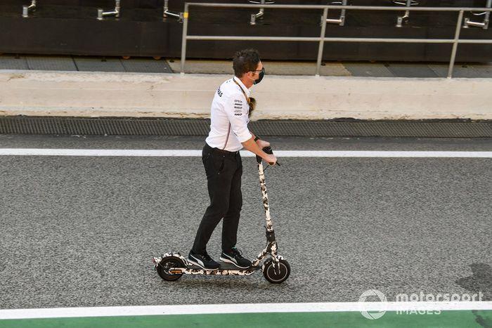 Un miembro de Mercedes-AMG Petronas F1 en un patinete