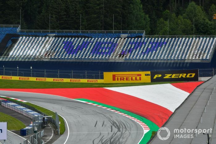 Una tribuna se ilumina con el número 77 de Valtteri Bottas, Mercedes F1 W11 EQ Performance