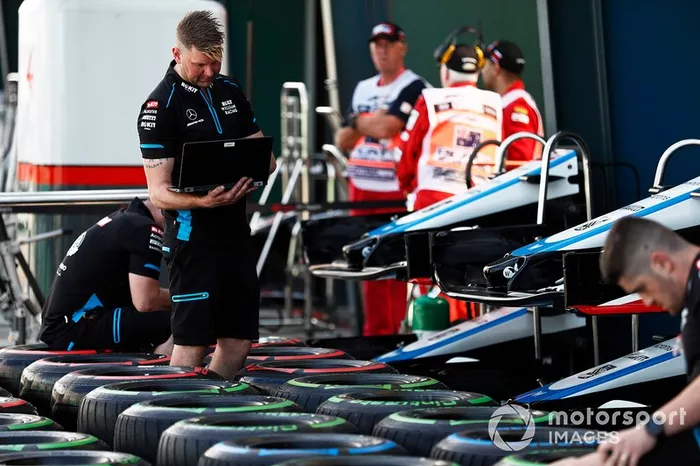 El equipo Williams prepara los neumáticos Pirelli