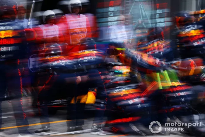 Sergio Pérez, Red Bull Racing RB19, hace una parada