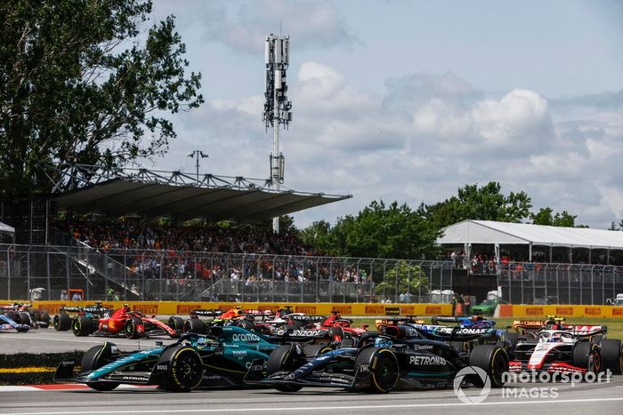 Fernando Alonso, Aston Martin AMR23, George Russell, Mercedes F1 W14, Nico Hulkenberg, Haas VF-23, Lando Norris, McLaren MCL60, el resto de la parrilla en la salida.