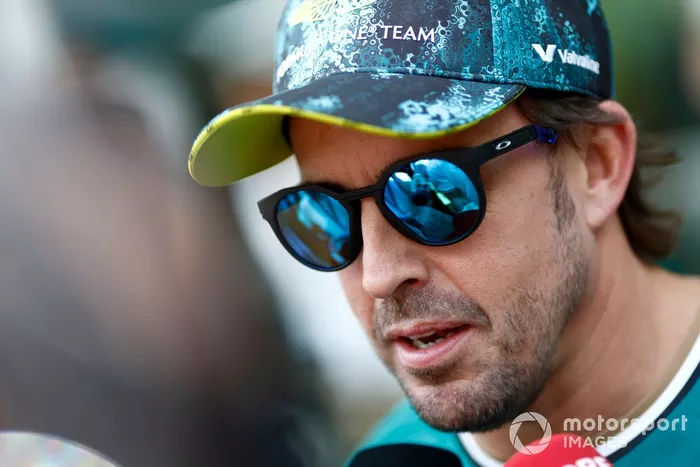 Fernando Alonso, Aston Martin F1 Team, habla con los medios de comunicación 