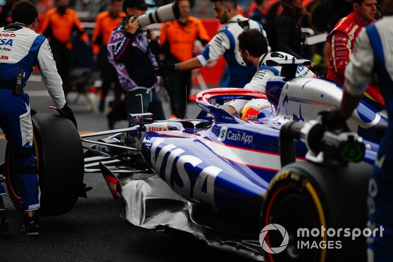 I meccanici spostano la vettura di Daniel Ricciardo, RB F1 Team VCARB 01