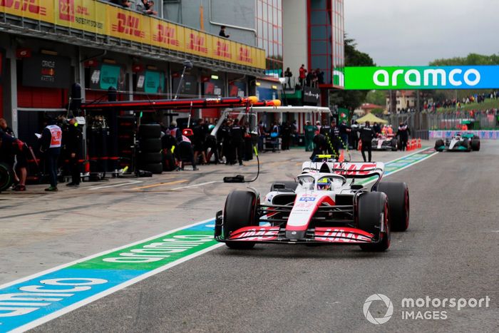Mick Schumacher, Haas VF-22, en el pit lane