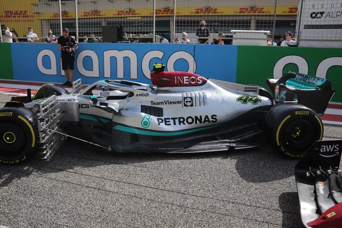 Mercedes W13 pontones