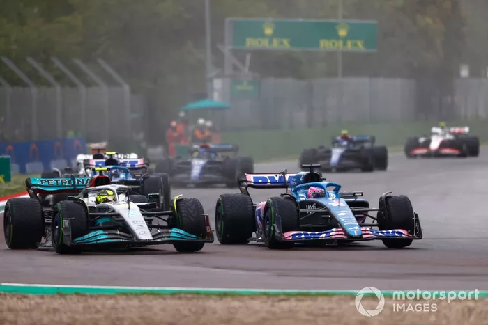 Lewis Hamilton, Mercedes W13, lucha con Fernando Alonso, Alpine A522