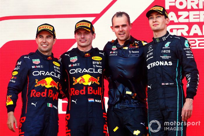 Podio: segundo lugar Sergio Pérez, Red Bull Racing, ganador Max Verstappen, Red Bull Racing, tercer lugar George Russell, Mercedes-AMG 